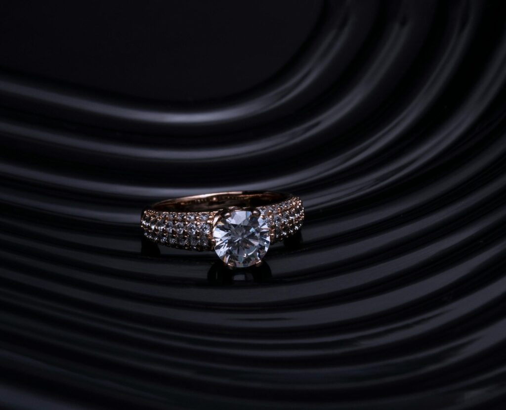 Anello con diamante e sfondo nero